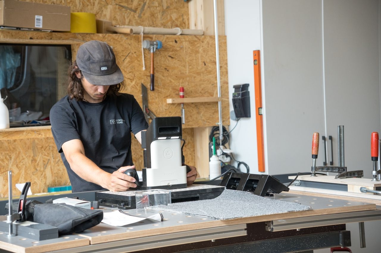 Schreiner bei Cocoon Vans GmbH ei der Arbeit mit einer CNC Fräse