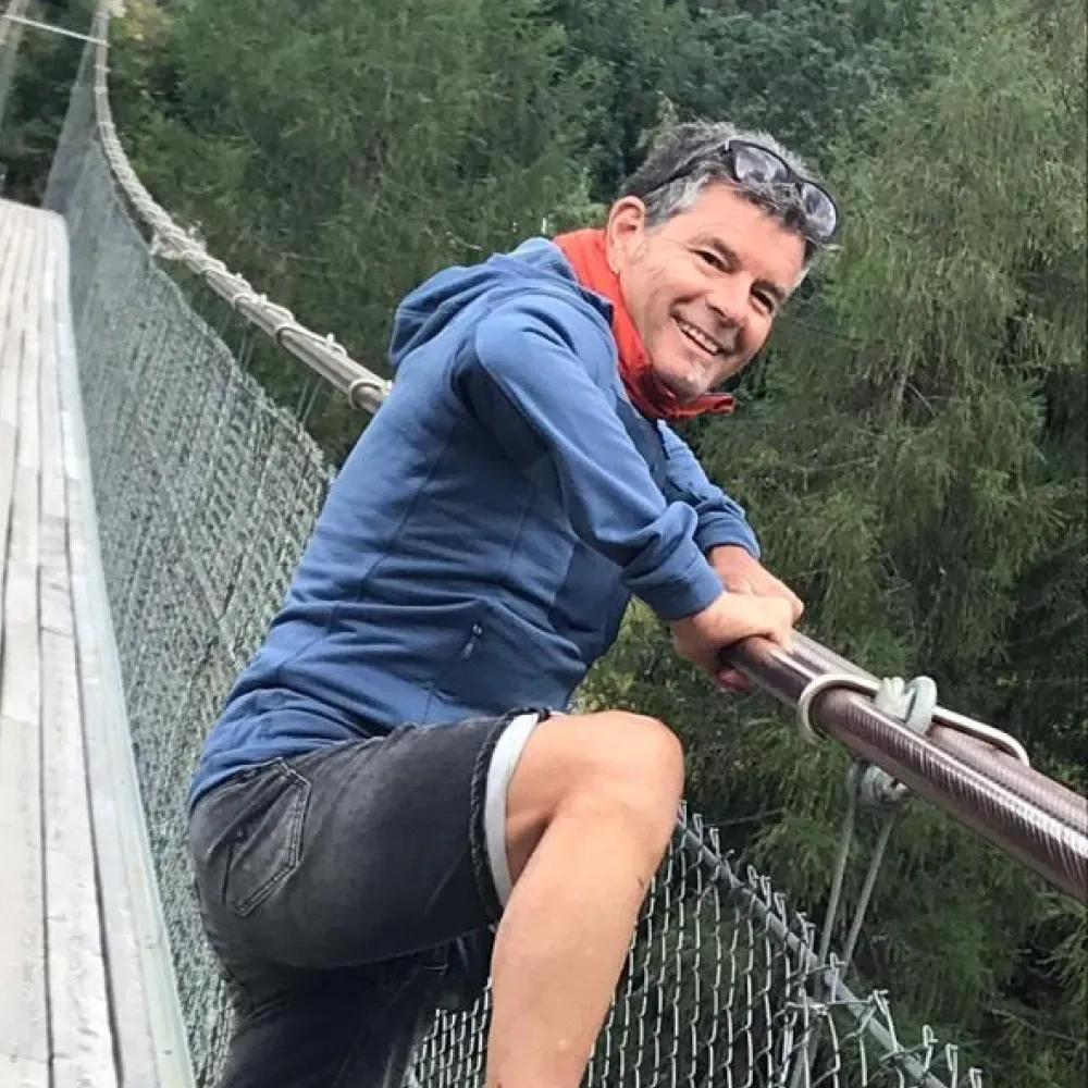 Guido Räss auf einer Hängebrücke.