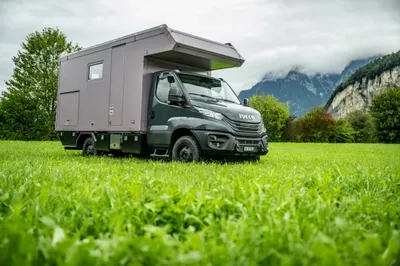 Expeditionsmobil Pflümli ist ein Kistenuaufbau auf Basis eines Ivecos Daily 4x4 Baujahr 2024